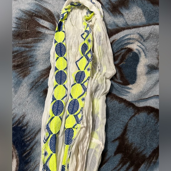 Patterned Scarf - Picture 5 of 5